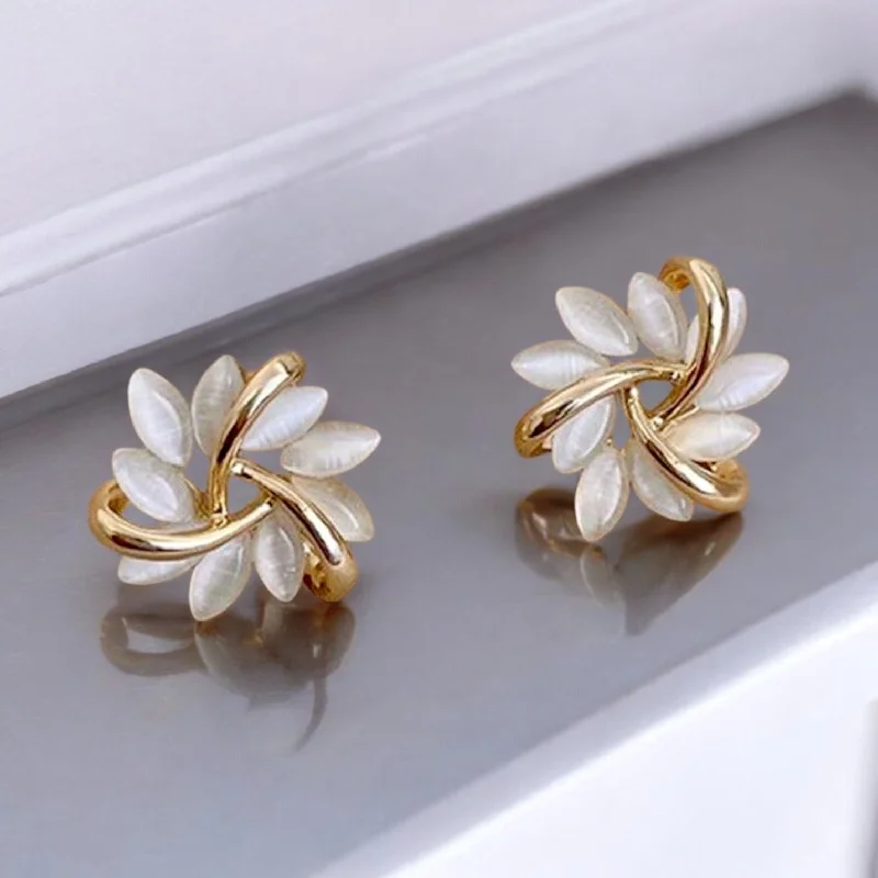 Simple Hoop Earrings for Women-Beautiful White and Gold Flower Stud Earrings