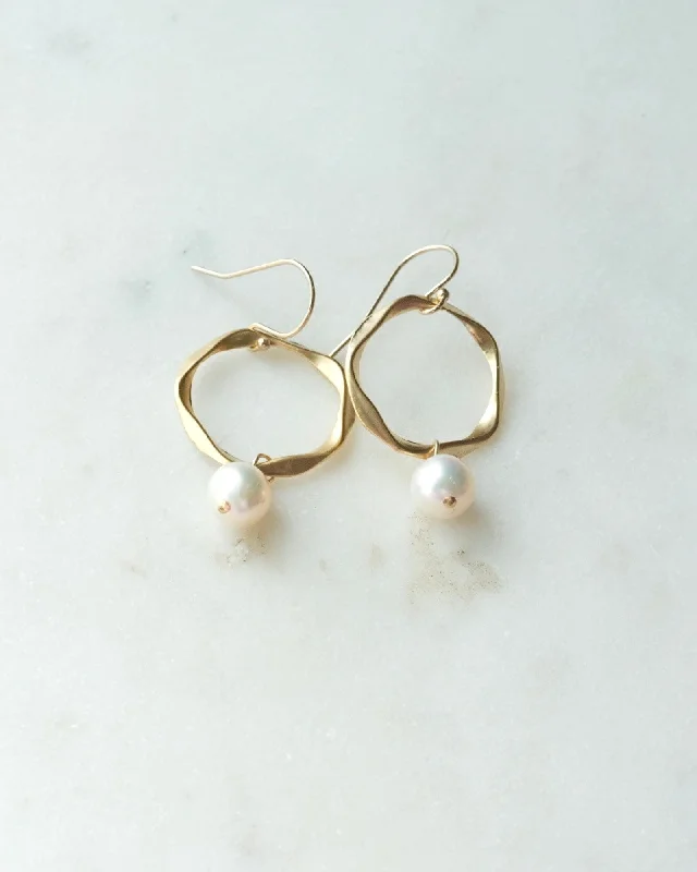 Affordable Gold Earrings-Pearl Round Earrings