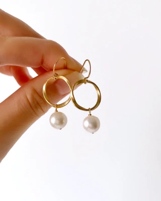 Artistic Drop Earrings-Pearl Round Earrings